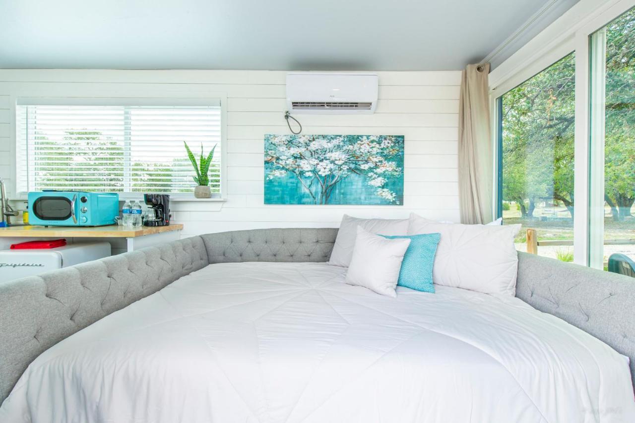 The Container Retreat @ 290 Wine Trail #1 Escape To Hye, Tx Villa Buitenkant foto